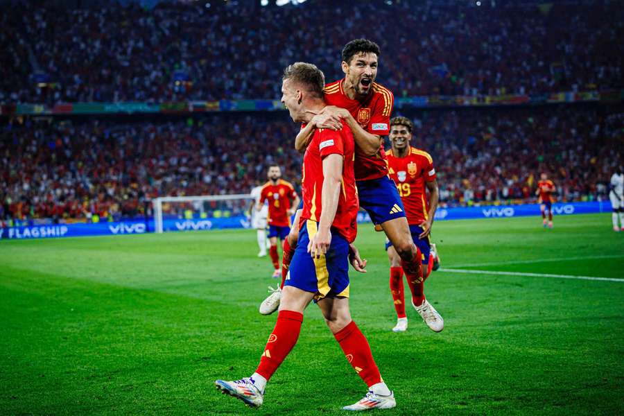 Dani Olmo, felicitado por Jesús Navas tras su gol