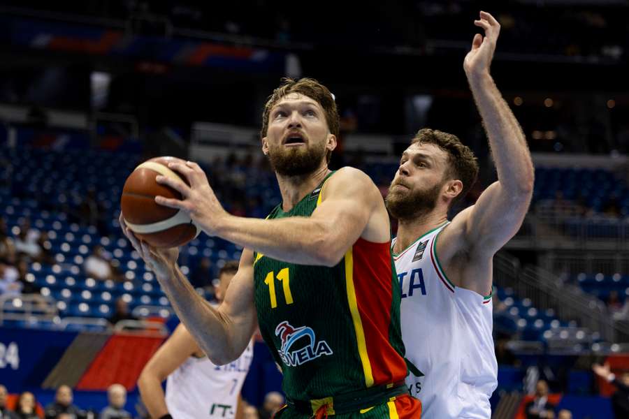 Domantas Sabonis van Litouwen wordt belaagd door de Italiaan Nicolo Melli