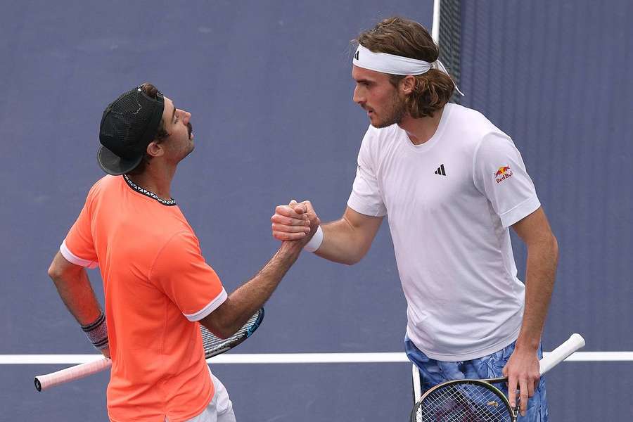 Thompson et Tsitsipas à l'issue du match.