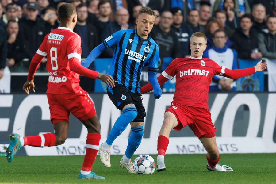 A qualidade técnica de Noa Lang não foi o suficiente para o Club Brugge sair vitorioso