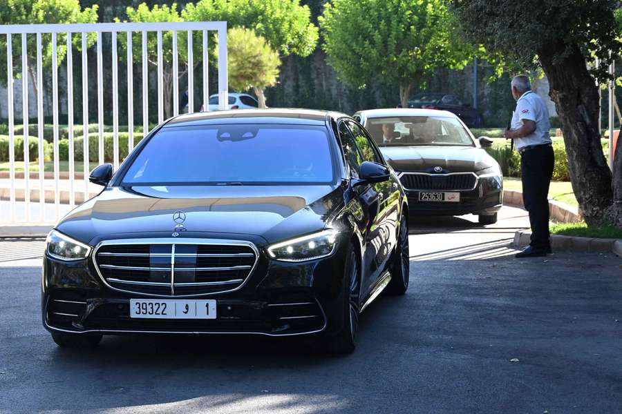 Directivos de la FIFA salen de las oficinas de la organización en Rabat