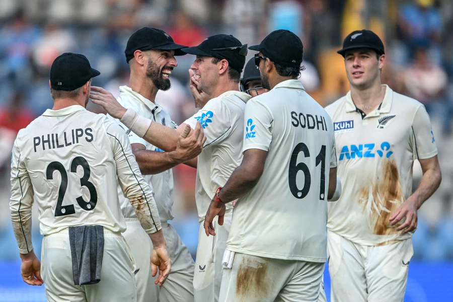 New Zealand's Matt Henry (c) celebrates with teammates after the dismissal of India's Virat Kohli 