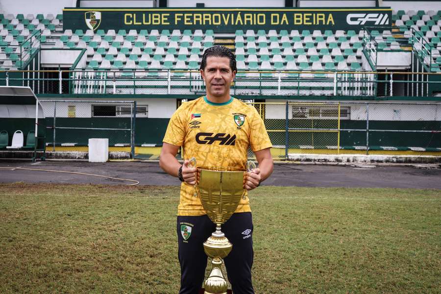 Hélder Duarte, treinador português do Ferroviário da Beira, campeão moçambicano