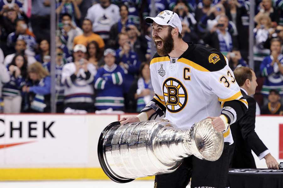 Chára po zisku Stanley Cupu v roku 2011. Chára po zisku Stanley Cupu v roku 2011.