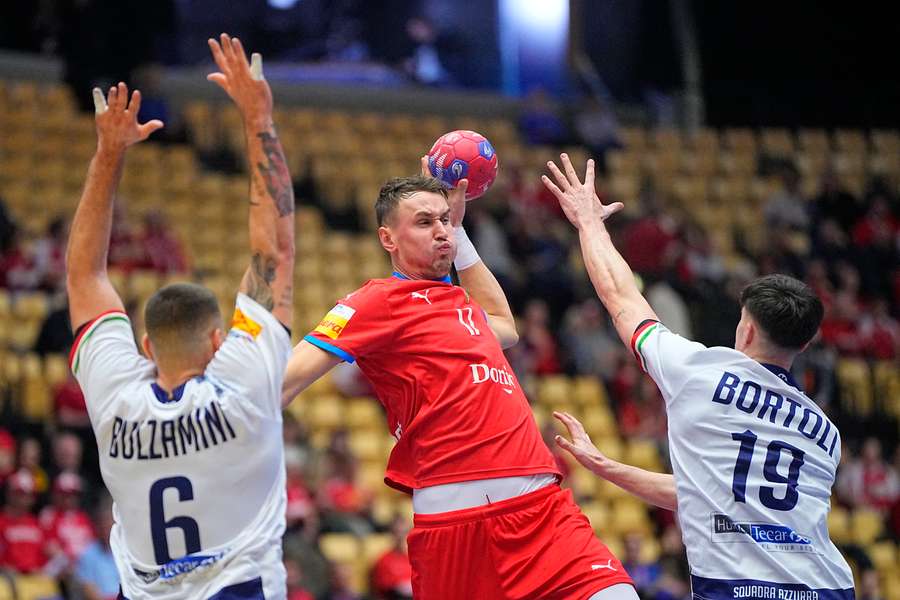 Stanislav Kašpárek zakončuje v zápase s Itálií.