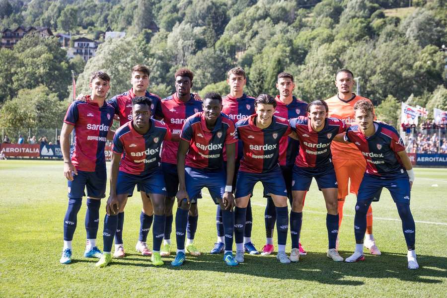 Adam Obert (druhý zľava v hornom rade) nechýbal v zostave Cagliari. Adam Obert (druhý zľava v hornom rade) nechýbal v zostave Cagliari.