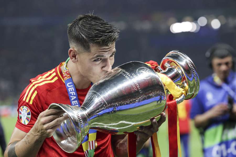 Morata com o título de campeão da Europa