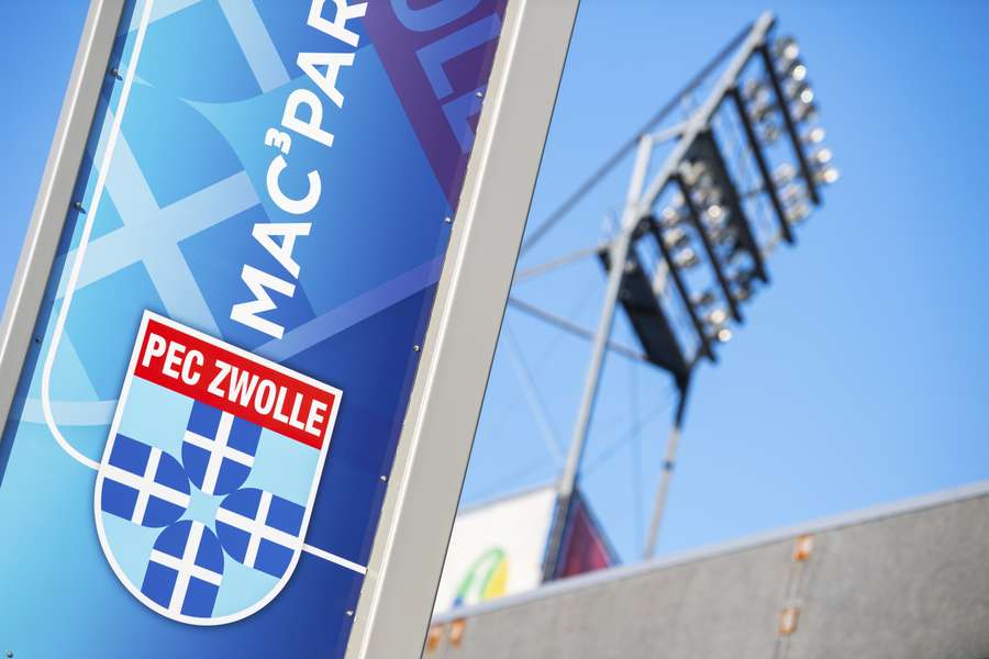 PEC Zwolle heeft zeventien supporters een voorlopig stadionverbod opgelegd PEC Zwolle heeft zeventien supporters een voorlopig stadionverbod opgelegd