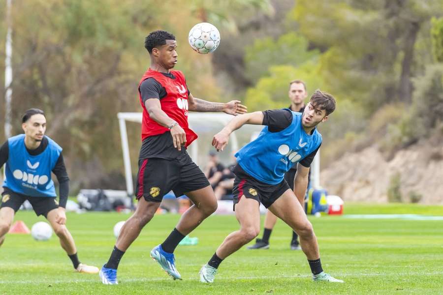 Ryan Flamingo in duel met Hugo Novoa (R) op het trainingskamp van FC Utrecht begin dit jaar