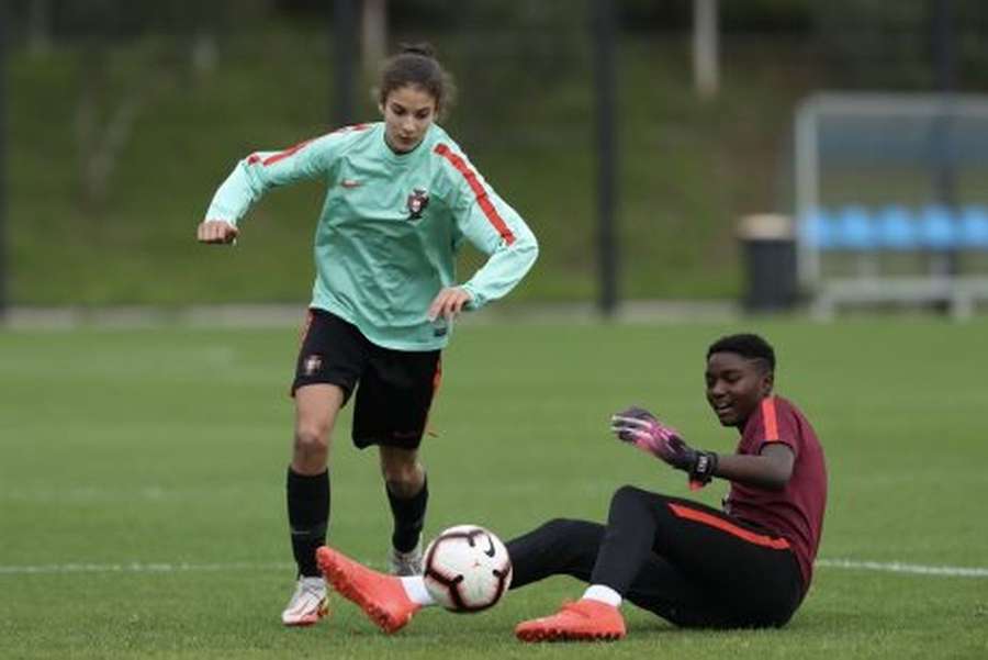 Thaís Lima em treino nas sub-19