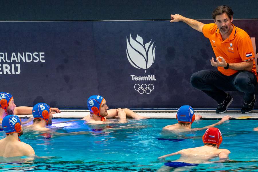 Coach Harry van der Meer van Nederland tijdens het olympisch kwalificatietoernooi tegen Montenegro