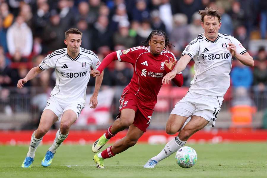 Rio Ngumoha abriu o marcador aos 36 minutos diante do Fulham
