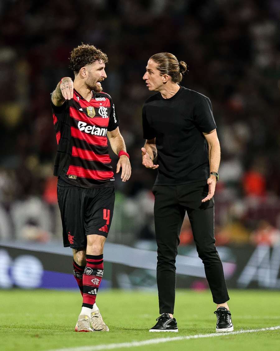 Filipe Luís teve problemas para montar a defesa no Fla-Flu