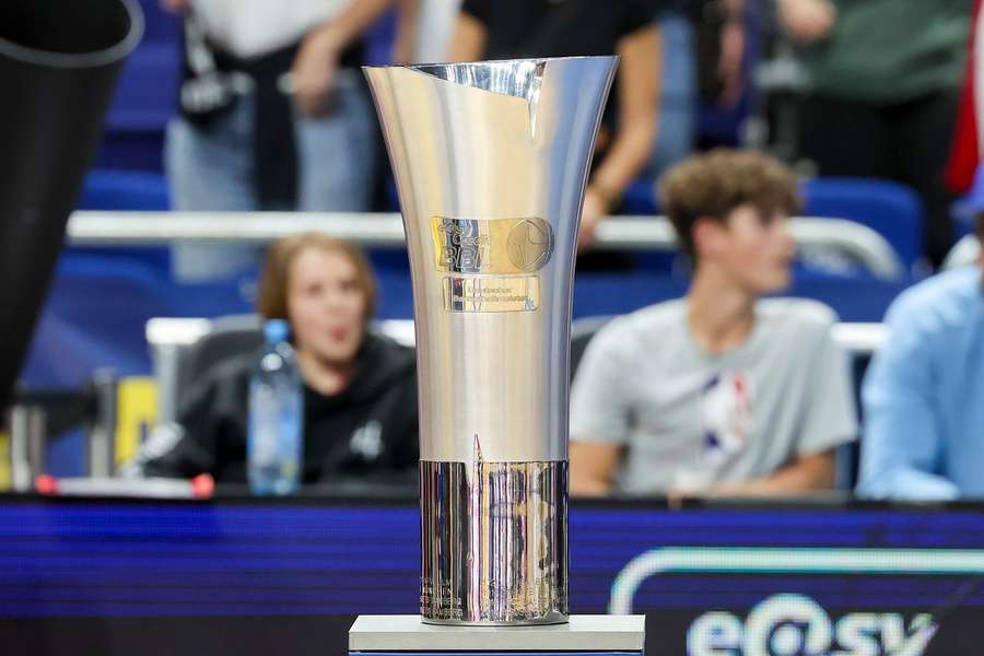 Die Meistertrophäe der BBL besteht aus versilbertem Messing.