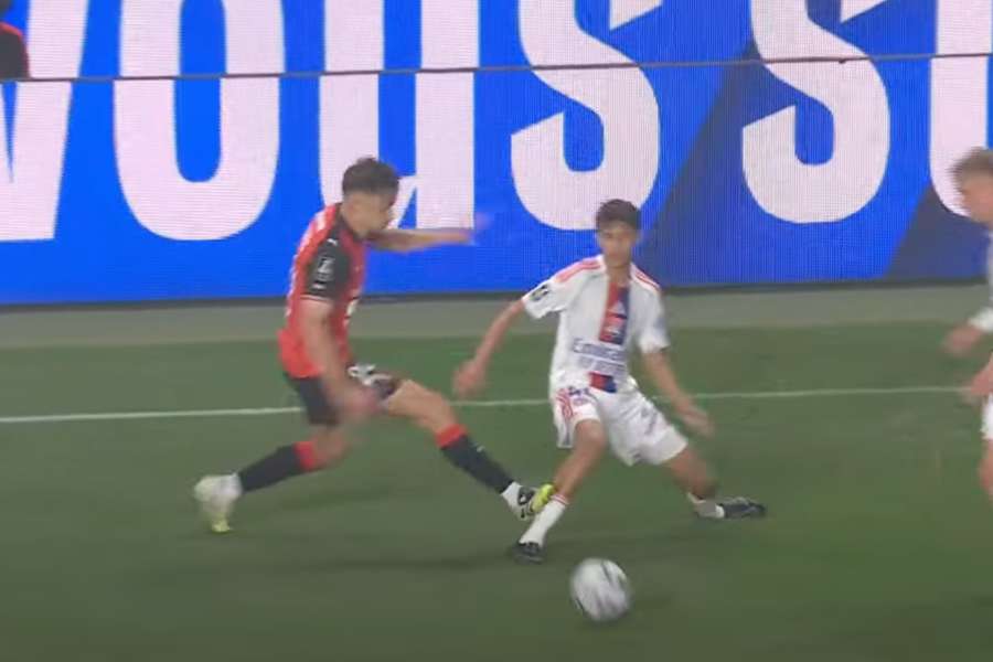 La direction de l'arbitrage assume l'erreur, Rouault aurait dû être expulsé sur son tacle à Merah