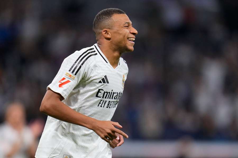 Mbappe schoot raak vanaf elf meter