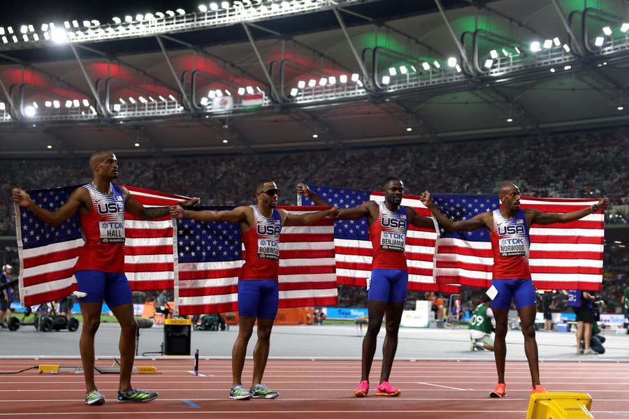 US celebrate their 4x400m relay win