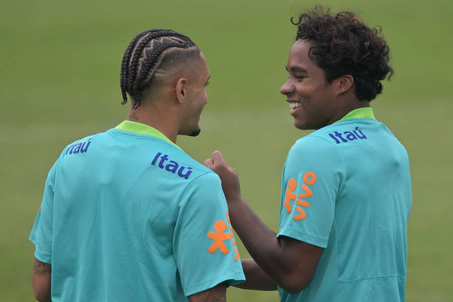 Endrick e Raphinha durante um treino.