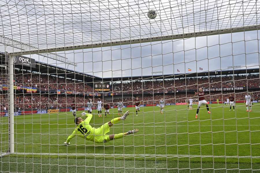 Útočník Jan Kuchta poslal balon z pokutového kopu sice jen do břevna, ale penalta se podle Komise rozhodčích kopat neměla