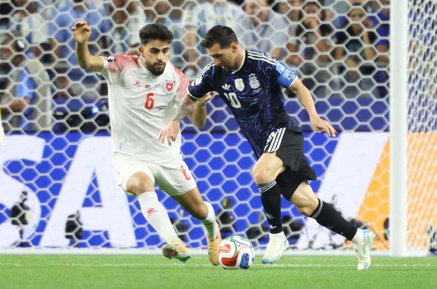 Messi pugna por el balón con Amer Jamous en el Jordania vs. Argentina