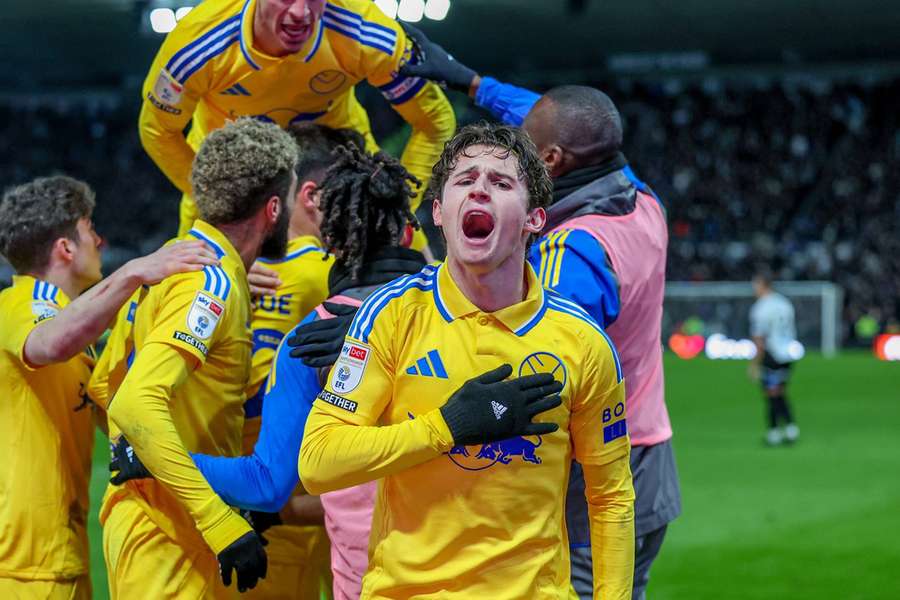 Leeds top Championship table