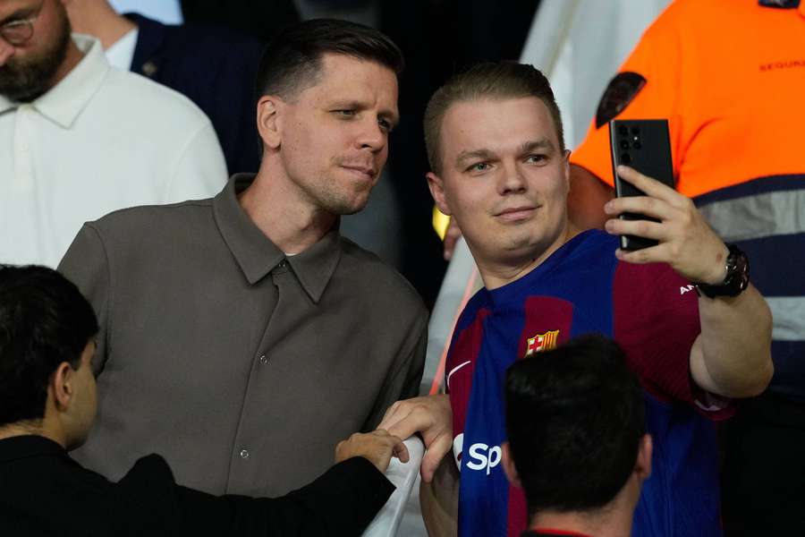 Wojciech Szczęsny nas bancadas durante o jogo do Barcelona contra o Young Boys.