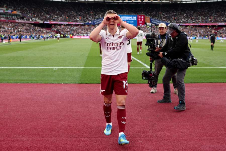 Leandro Trossard cieszy się po zdobyciu pierwszego gola dla swojej drużyny podczas meczu angielskiej Premier League pomiędzy West Ham United a Arsenalem