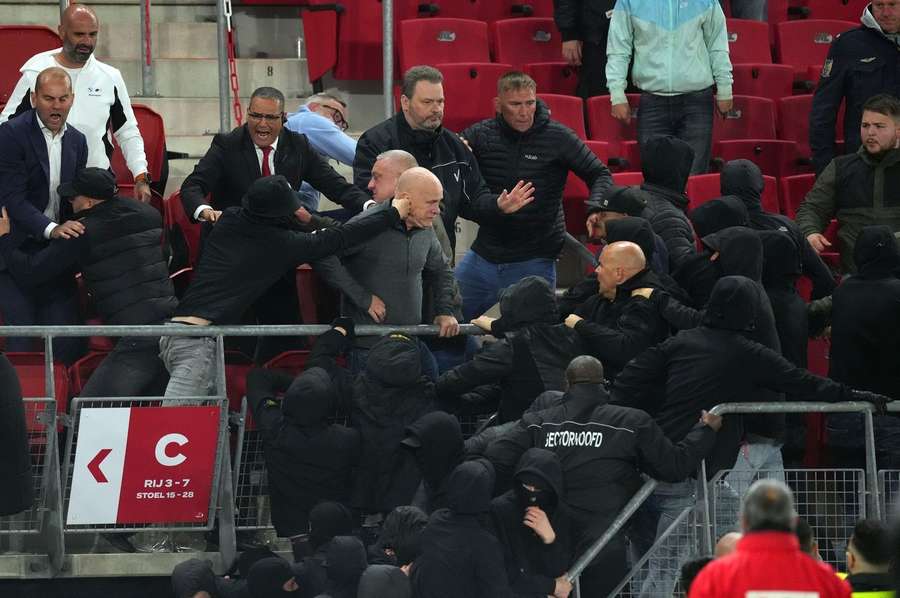 Fanoušci Alkmaaru se snaží proniknout na tribunu příbuzných hráčů West Hamu.
