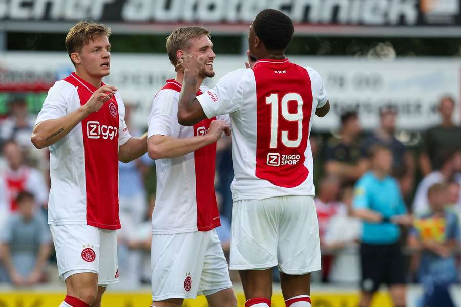 Christian Rasmussen, Kenneth Taylor en Chuba Akpom vieren de 4-0