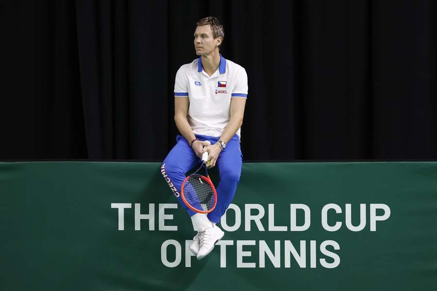 Berdych sleduje své svěřence během přípravy na zápas se Španělskem. Berdych sleduje své svěřence během přípravy na zápas se Španělskem.