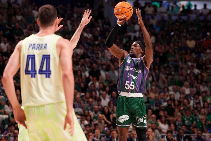 Kendrick Perry lanza a canasta durante el Unicaja-Barça Kendrick Perry lanza a canasta durante el Unicaja-Barça