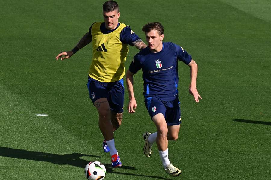 Barella (R) during training