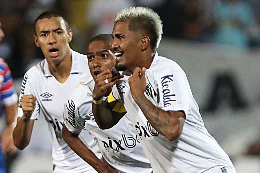 Ivonei colocou o Santos na semi com gol nos acréscimos