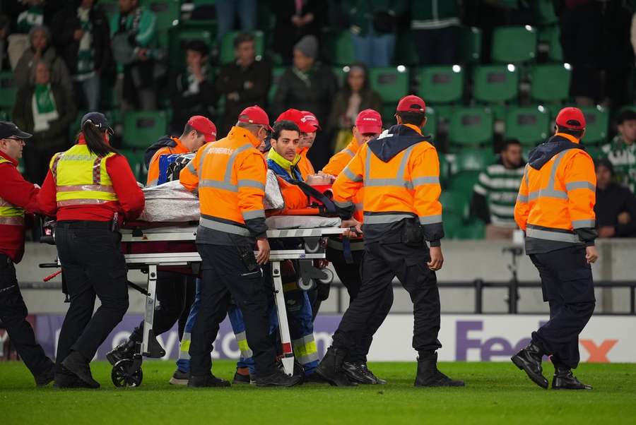 Jackers transportado de maca para o hospital