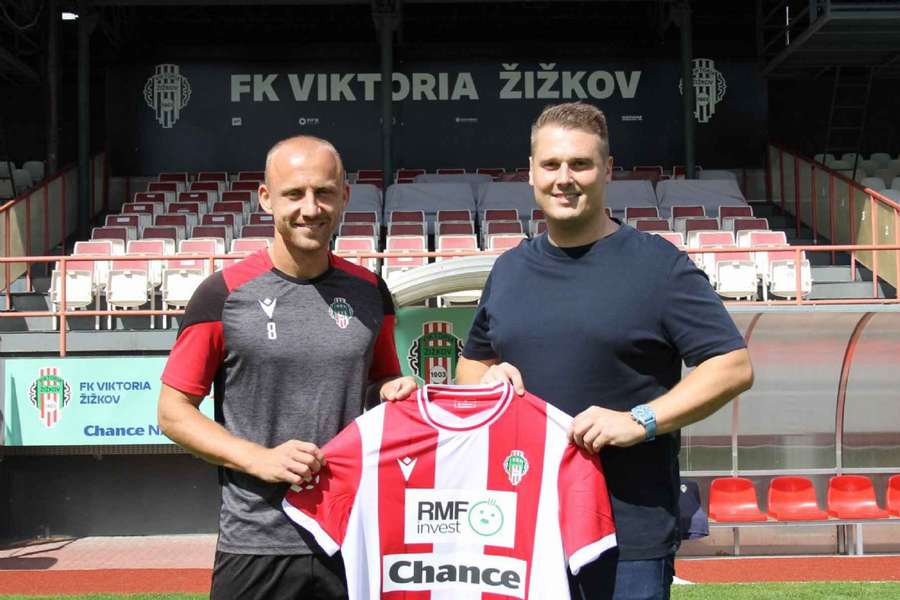 Obránce Filip Novotný (vlevo) a akcionář Rudolf Mazánek (vpravo) Obránce Filip Novotný (vlevo) a akcionář Rudolf Mazánek (vpravo)