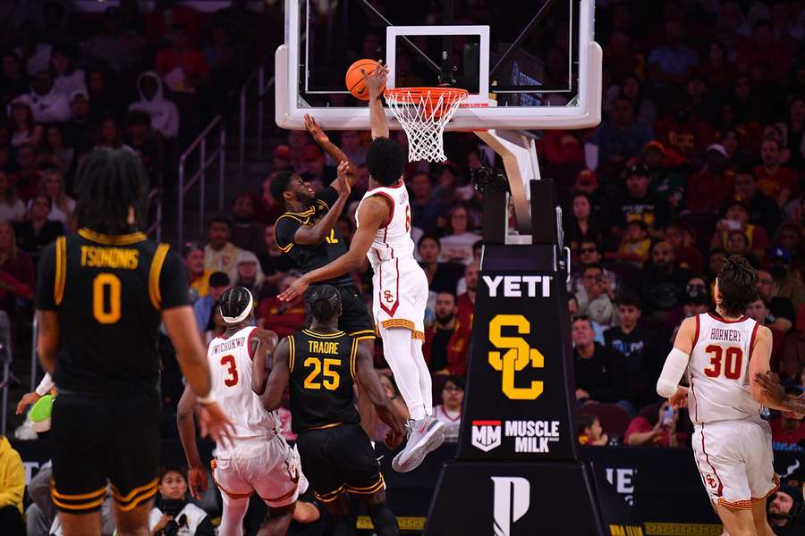 Bronny James saiu do banco no jogo contra o Long Beach State