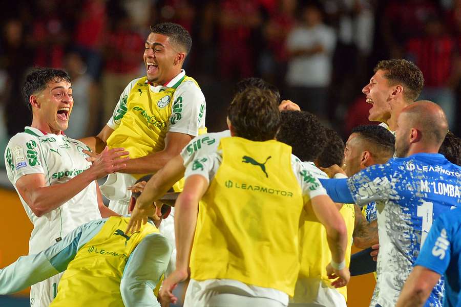 Palmeiras atropelou Vitória no Barradão Palmeiras atropelou Vitória no Barradão