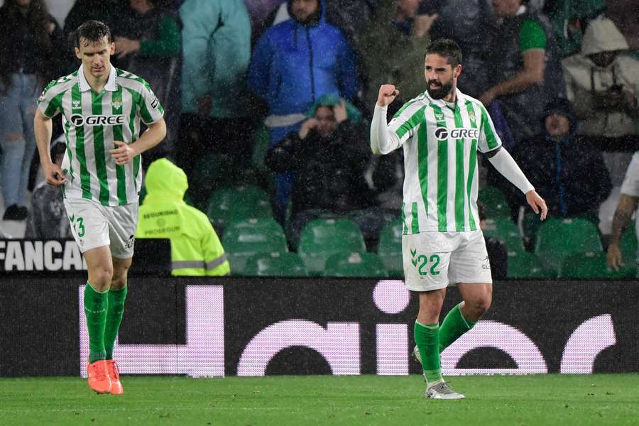Isco celebra su gol con Diego Llorente en segundo plano