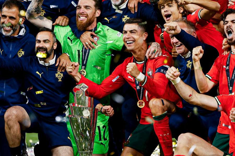 Portugal com o troféu da Liga das Nações