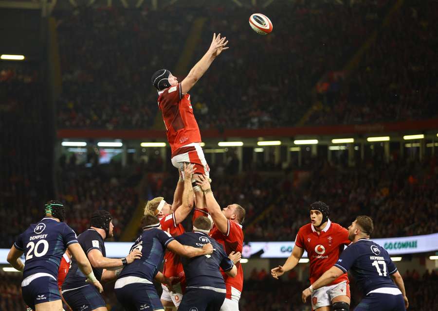 Adam Beard, do País de Gales, salta durante um line out
