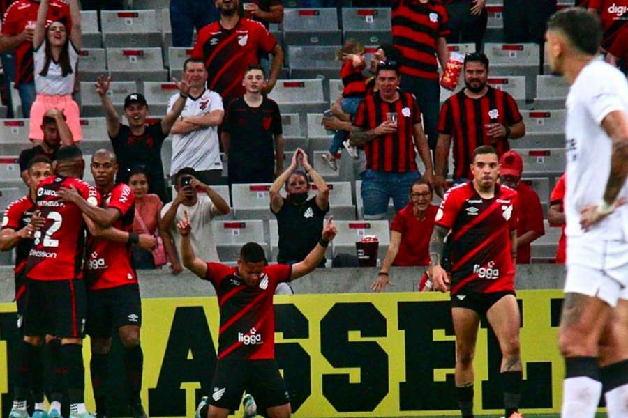 Athletico-PR goleia e garante vaga direta na Libertadores; Botafogo está fora