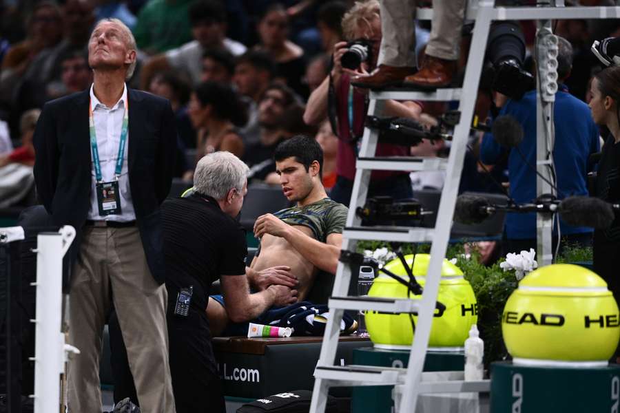 Alcaraz, lesionado en el Master 1000 de París