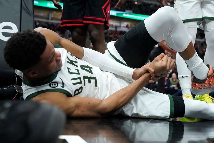 Antetokounmpo se zranil na začátku druhé čtvrtiny.