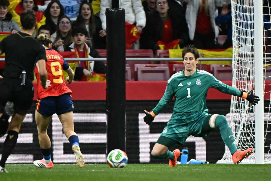 Ann-Katrin Berger em ação contra Espanha