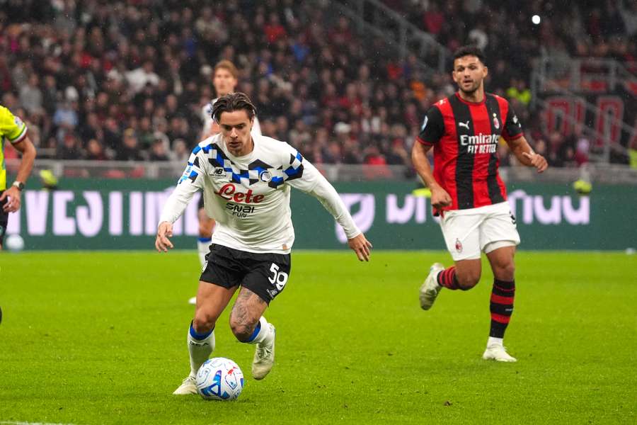 Nicola Zalewski podczas meczu Serie A pomiędzy AC Milan a Atalantą BC, który odbył się 18 października 2026 r. na stadionie San Siro w Mediolanie.