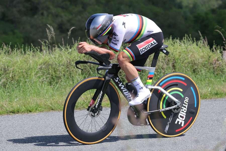 Evenepoel onderweg in de tijdrit