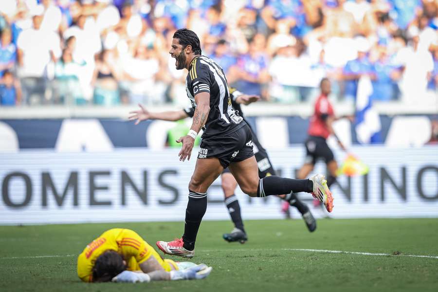 Cássio ajudou no primeiro golo de Hulk no Mineirão