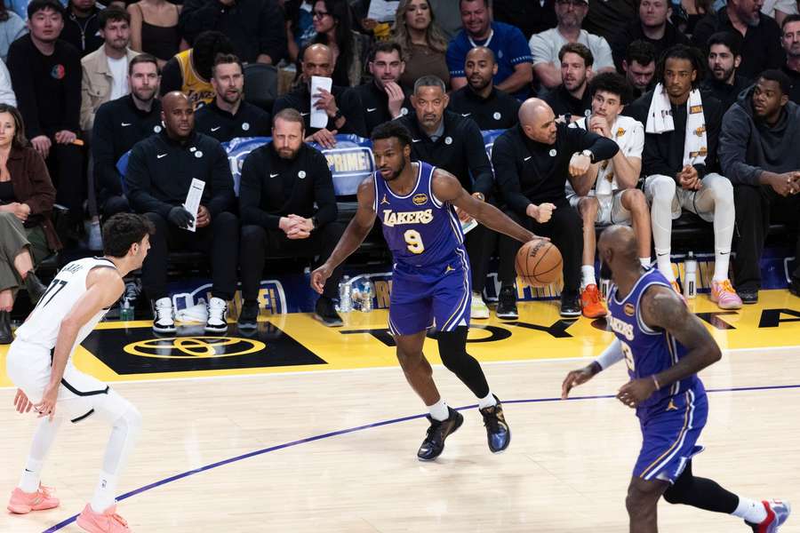 Bronny (m.) und LeBron (r.) James im Spiel gegen die Nets