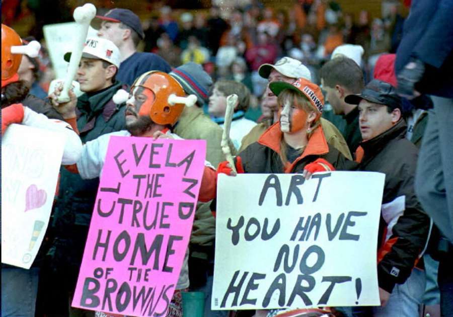 Fãs dos Browns protestam contra mudança do time para Baltimore