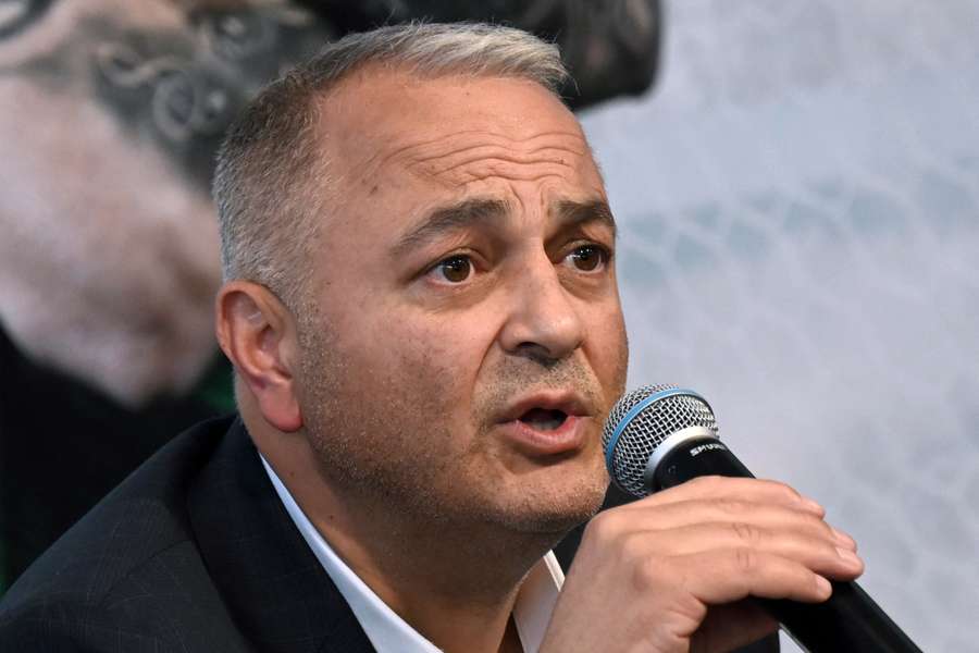 Fernando Costa comparece ante los medios.